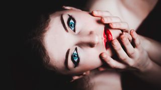 蓝眼睛女性化妆红唇感官