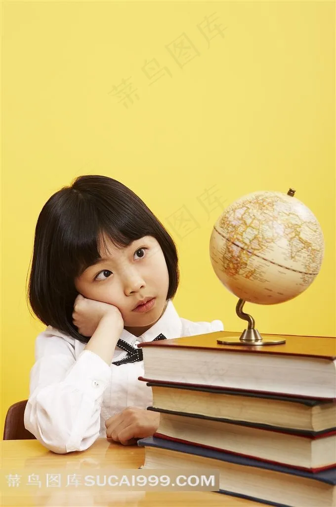 看地球仪的女学生素材