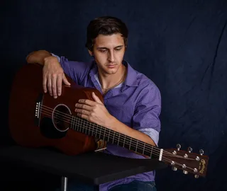 帅哥弹吉他图片