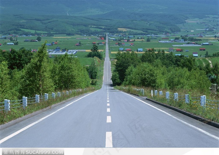 日本远处的山脉和公路