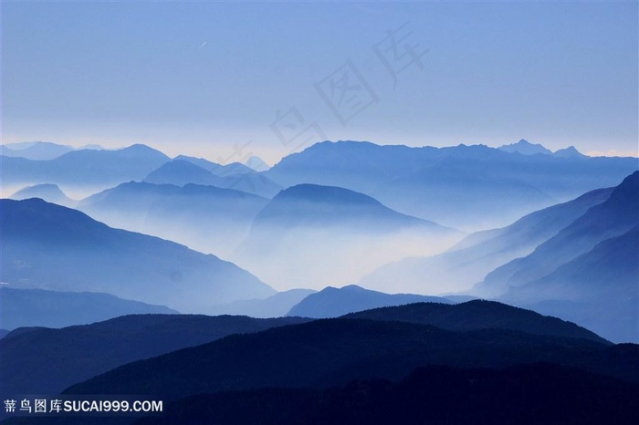 蓝色山川背景