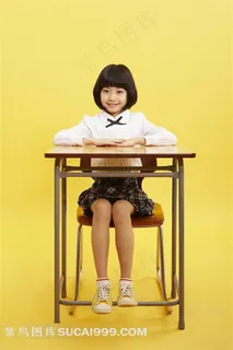 坐着的小学生素材