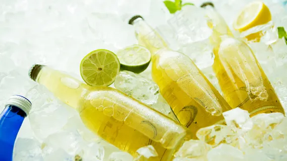 夏天夏季冰镇啤酒黄色柠檬