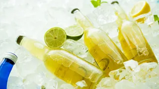 夏天夏季冰镇啤酒黄色柠檬