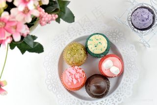 一盘美味甜点纸杯蛋糕俯视图片