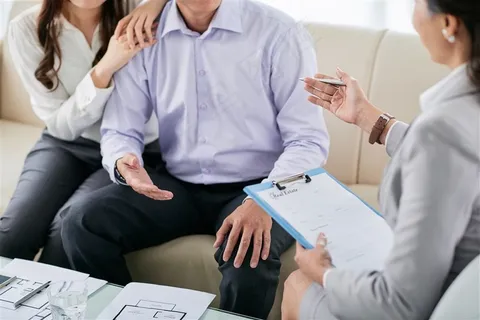 正在和地产商讨论的夫妻高清图片 正在和地产商讨论的夫妻高清图片