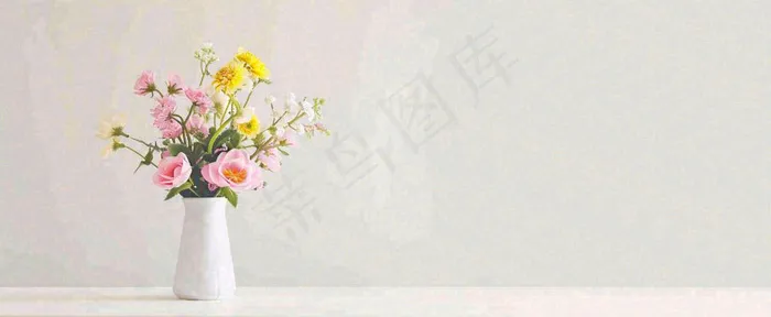 桌面花瓶花束简约情人节花束室内装饰摄影图(1712x704)