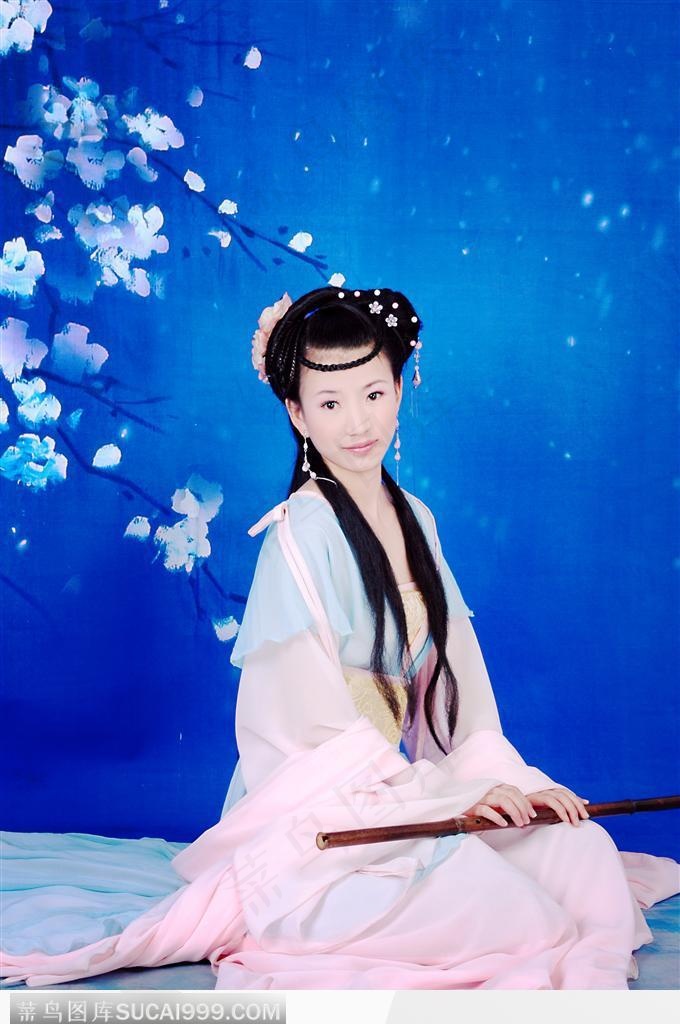 拿笛了坐在地上穿传统汉服的古典美女