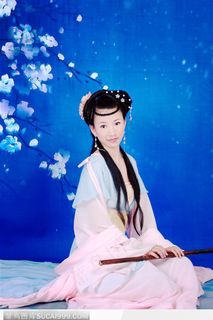 拿笛了坐在地上穿传统汉服的古典美女