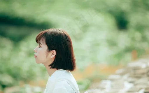 短发美女户外写真 短发美女户外写真