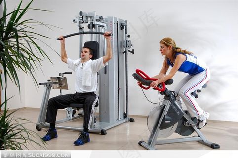 健身房练臂力的男性和踩单车的女性