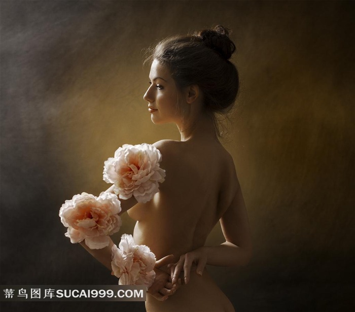 身上戴花的裸体美女
