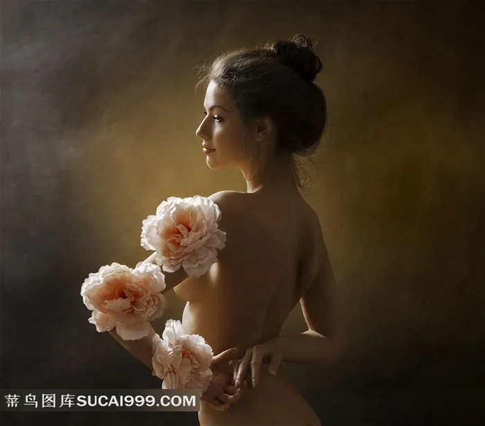 身上戴花的裸体美女