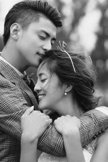 情侣拥抱图片黑白