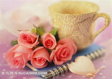 笔记本上的玫瑰花杯子图片 笔记本上的玫瑰花杯子图片