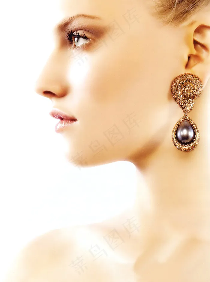 戴耳环美女图片下载