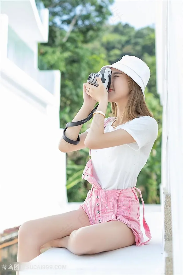 拿着相机的高清清纯美女美琪图片