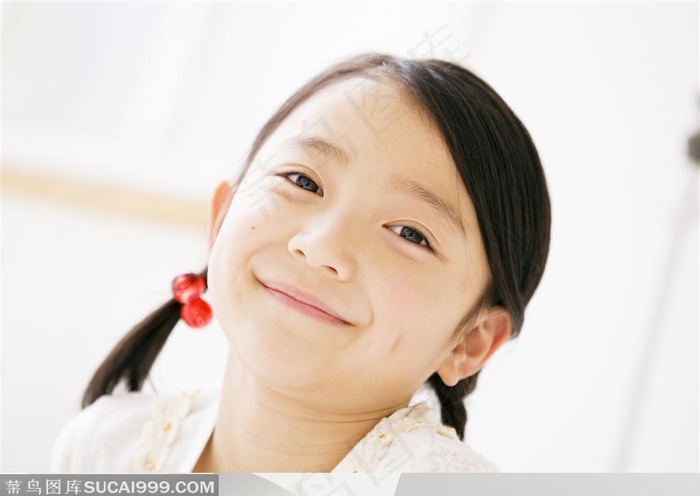 幸福的一家-扎着两个辫子微笑的小女孩面部特写