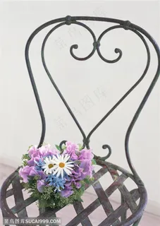 家俱饰品-铁艺椅子上摆放的鲜花 家俱饰品-铁艺椅子上摆放的鲜花