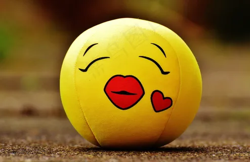 黄色可爱毛绒球图片