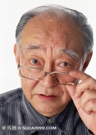 老年人 戴着眼镜的白发老人