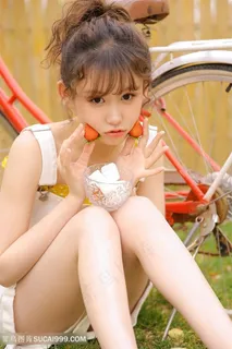 坐在草地上的高清清纯美女图片