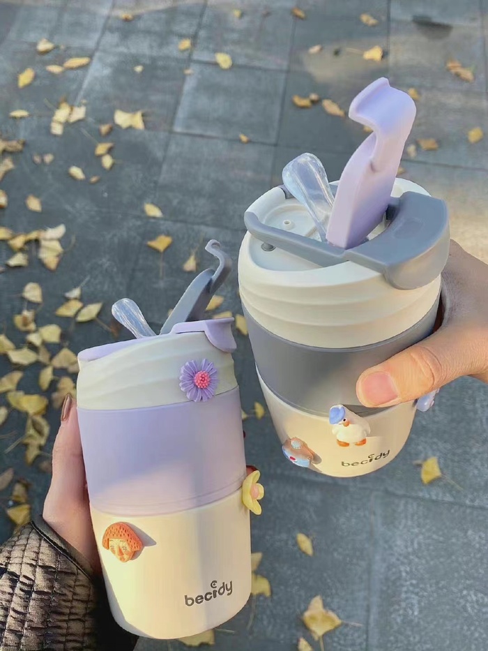 深秋时节闺蜜的奶茶热水干杯