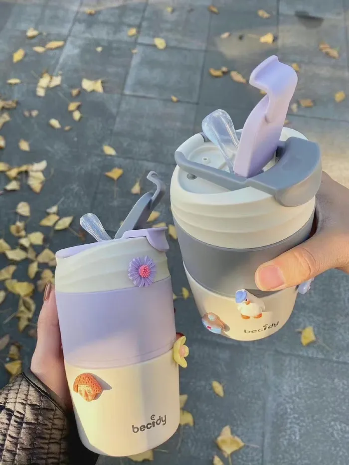 深秋时节闺蜜的奶茶热水干杯