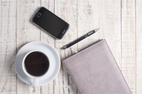 桌上的手机和本子