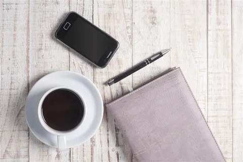 桌上的手机和本子