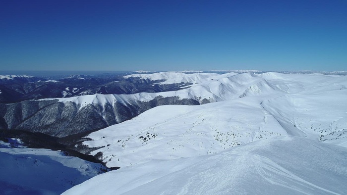 在晴朗的天空天的山脉