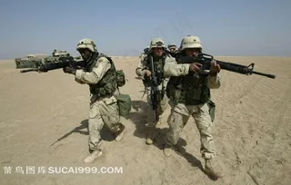沙漠上前进的战斗小组