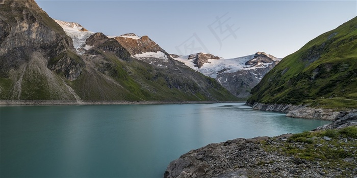 高山下的水库