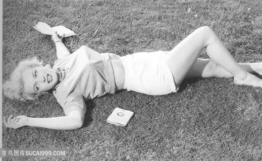 玛丽莲梦露躺在草地黑白艺术照 玛丽莲梦露躺在草地黑白艺术照