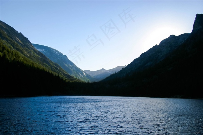 湖泊与远处的群山风光