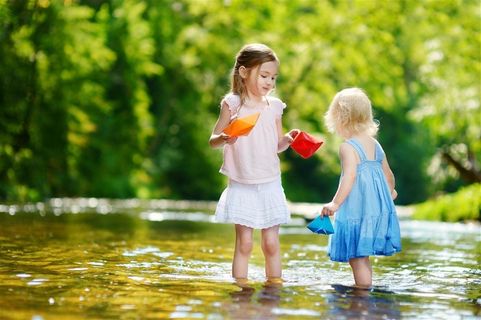 河边玩耍的孩童高清摄影图片 河边玩耍的孩童高清摄影图片