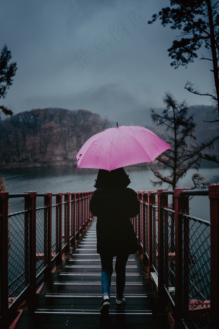 美女雨天打伞背影图片