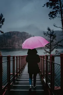美女雨天打伞背影图片 美女雨天打伞背影图片
