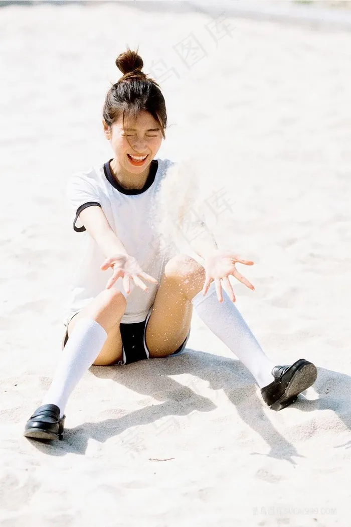玩沙子的可爱少女图片