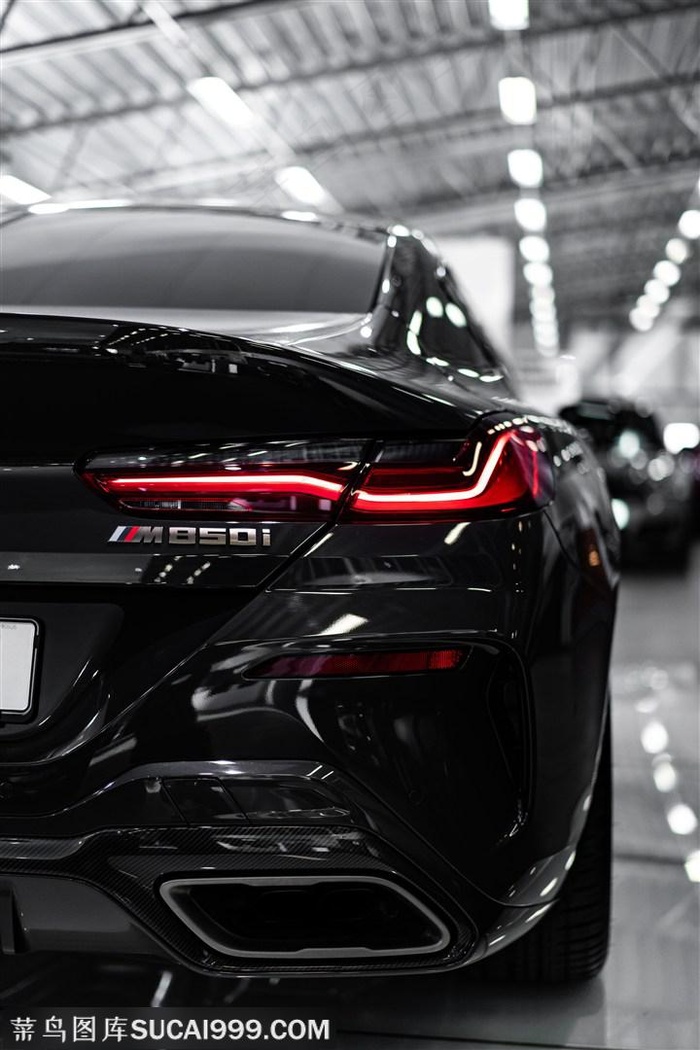 黑色宝马汽车细节后尾箱素材