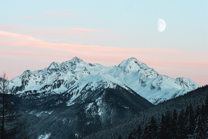 冬天白雪高山风景背景