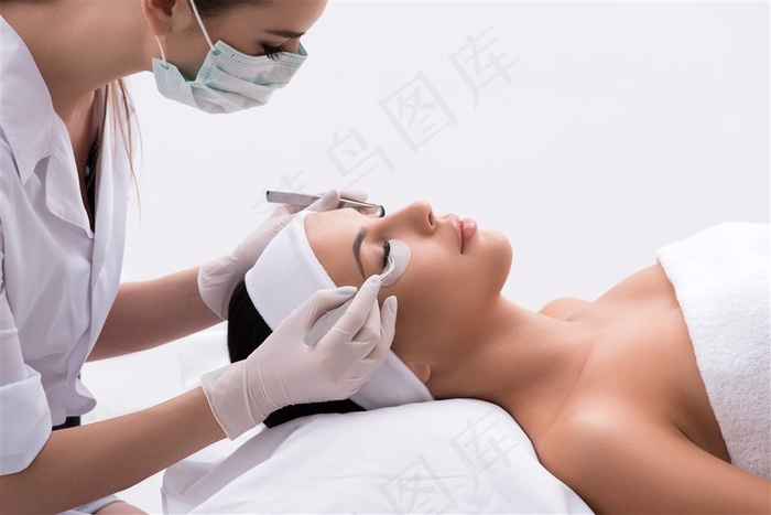 正在帮顾客贴眼膜的美容师高清图片