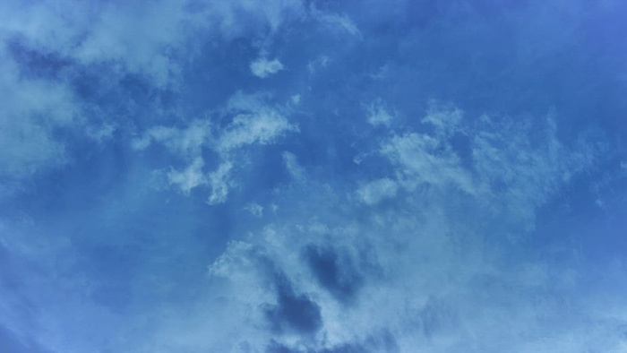 直接看到蓝天，有一些云在移动