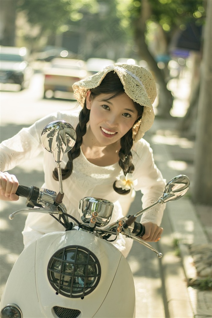 骑电动车的美女写真