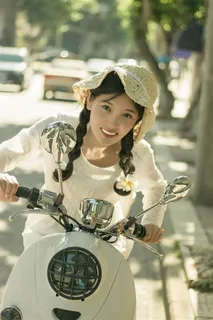 骑电动车的美女写真