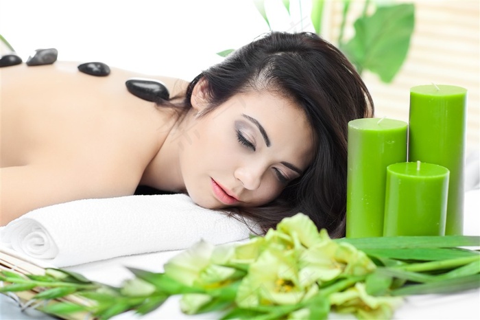 背上放着石头的美女