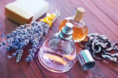 木桌上的香水瓶 木桌上的香水瓶