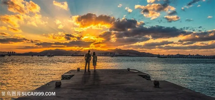 海边观落日的男女风景图片 海边观落日的男女风景图片