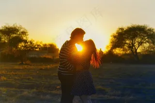 非主流接吻情侣图片