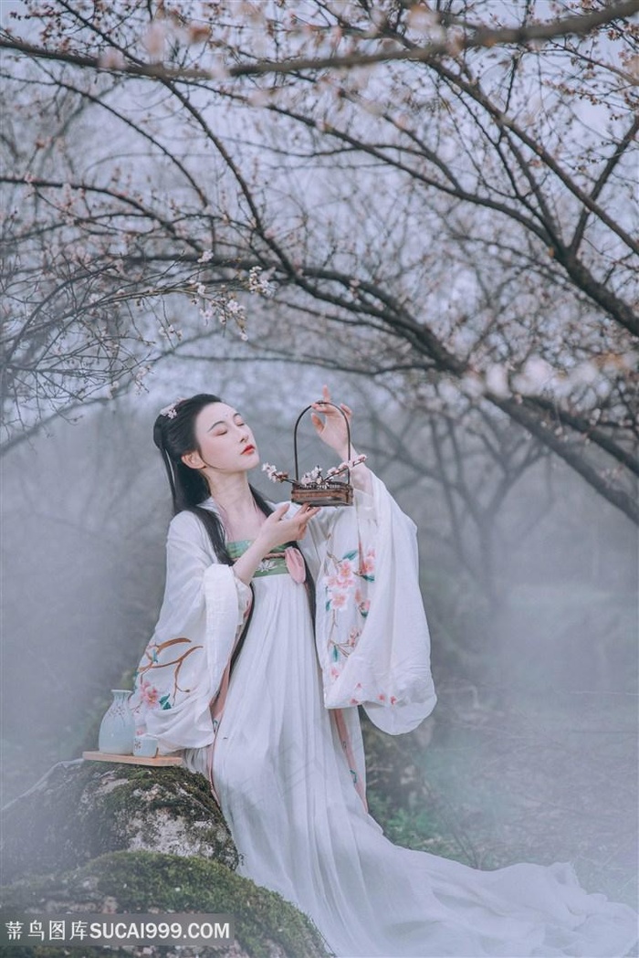 手提花篮古装美女图片